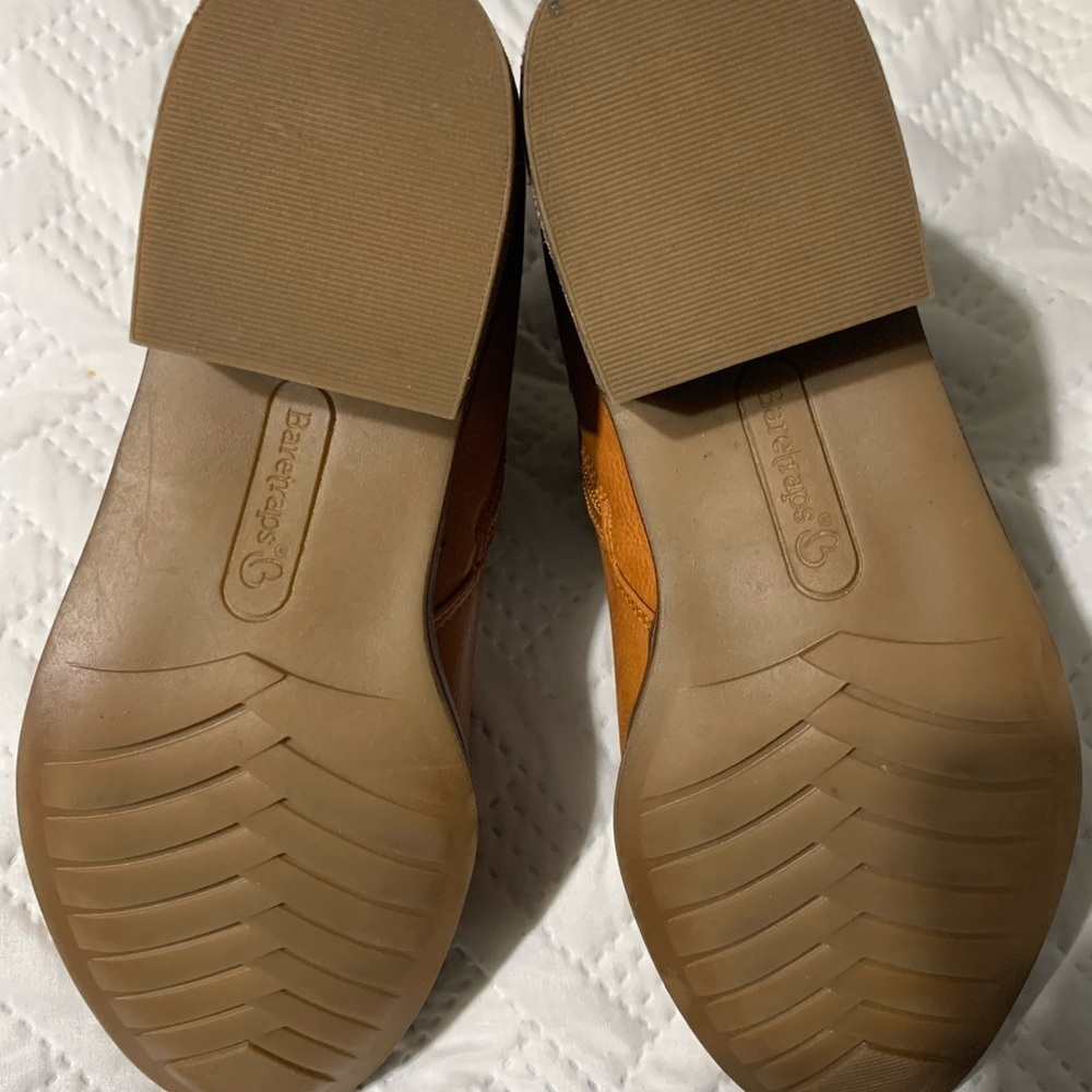 BARETRAPS MARCONI TAN BOOTIES. Faux leather. Worn once. Size 6 1/2. VGC. - Picture 7 of 7